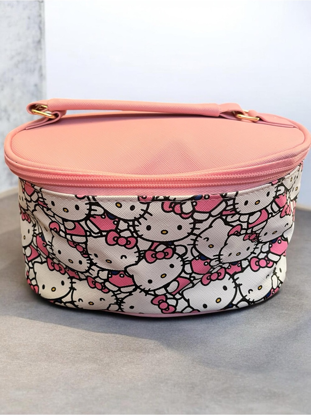 Sanrio Hello Kitty Oval Pink & White Cosmetic Travel Case (GUC) - Picture 1 of 10